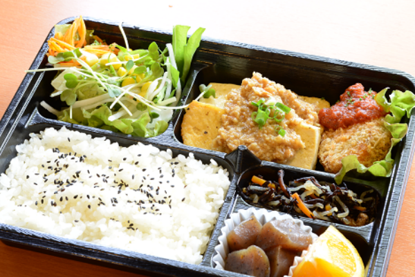 豆腐ステーキと野菜コロッケ