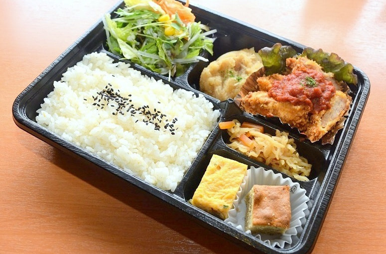 白身魚の和風ソテーとチキンカツ